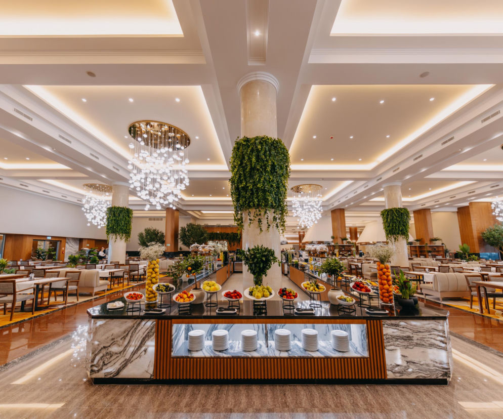 Luksusowa restauracja w hotelu Gołębiewski Pobierowo z bufetem pełnym owoców. O ofercie dla gości przeczytasz na SE Szczecin.