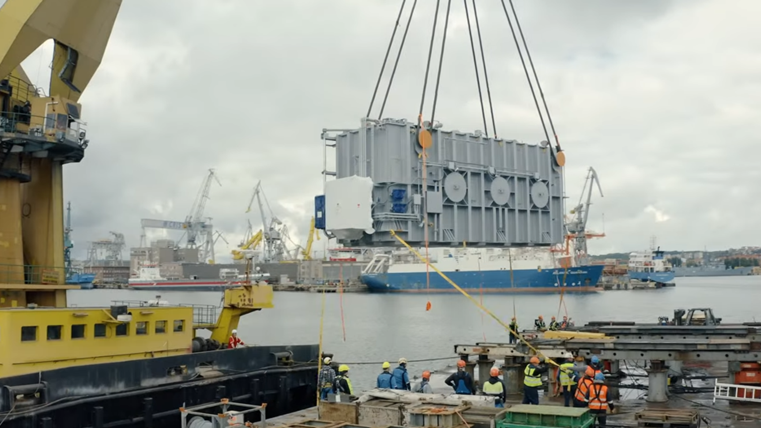 Ważący 260 ton transformator dotarł do portu we Władysławowie