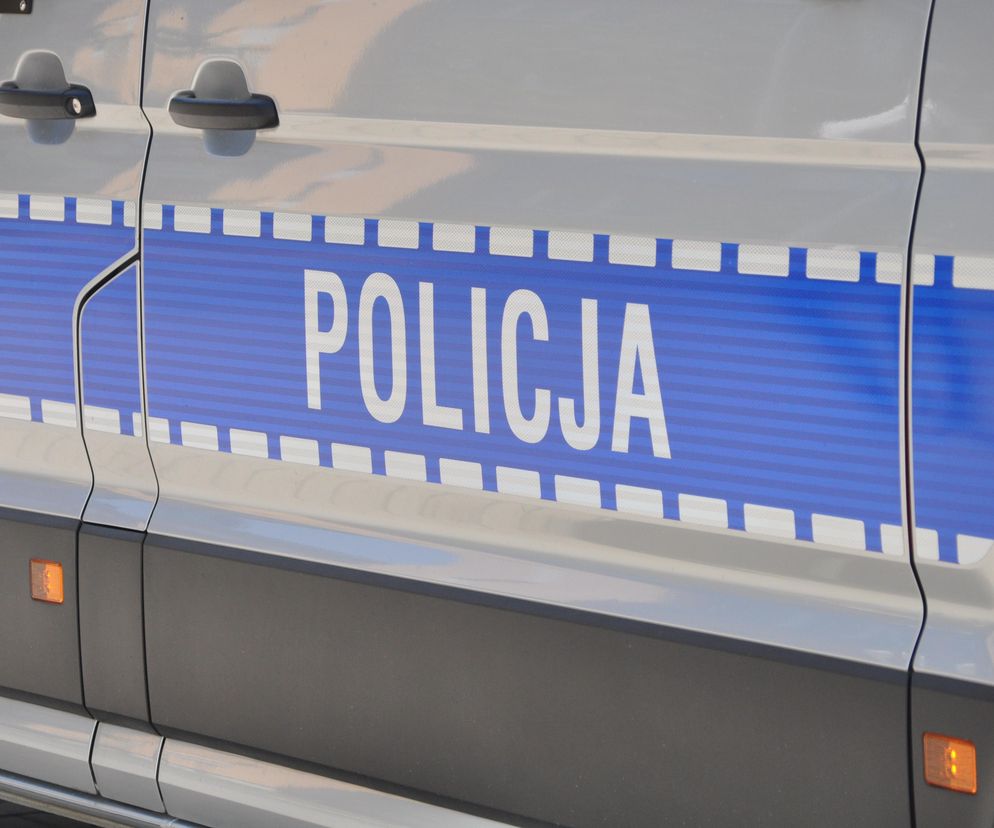 Bok radiowozu z napisem Policja. O akcji służb przy Wojskowym Centrum Rekrutacji w Kielcach przeczytasz na Eska Kielce.