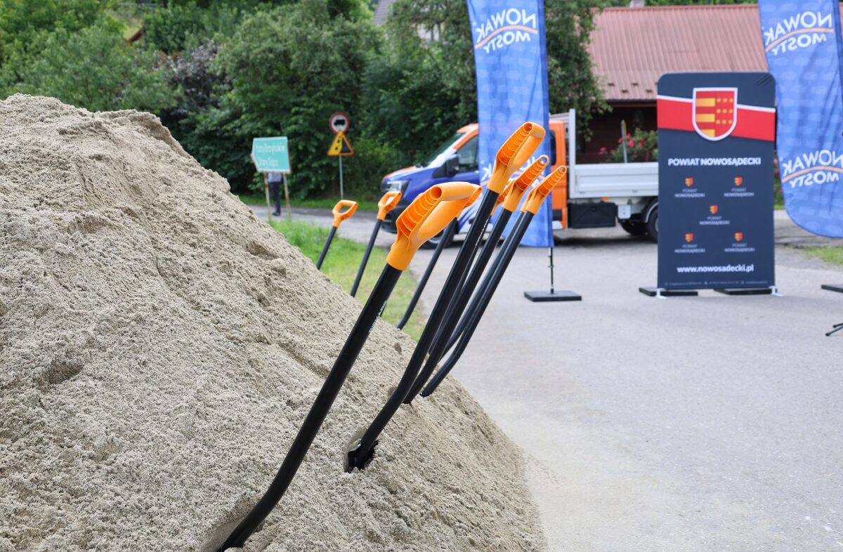 „Wbicie łopaty”, czyli symboliczny gest oznaczający rozpoczęcie budowy mostu