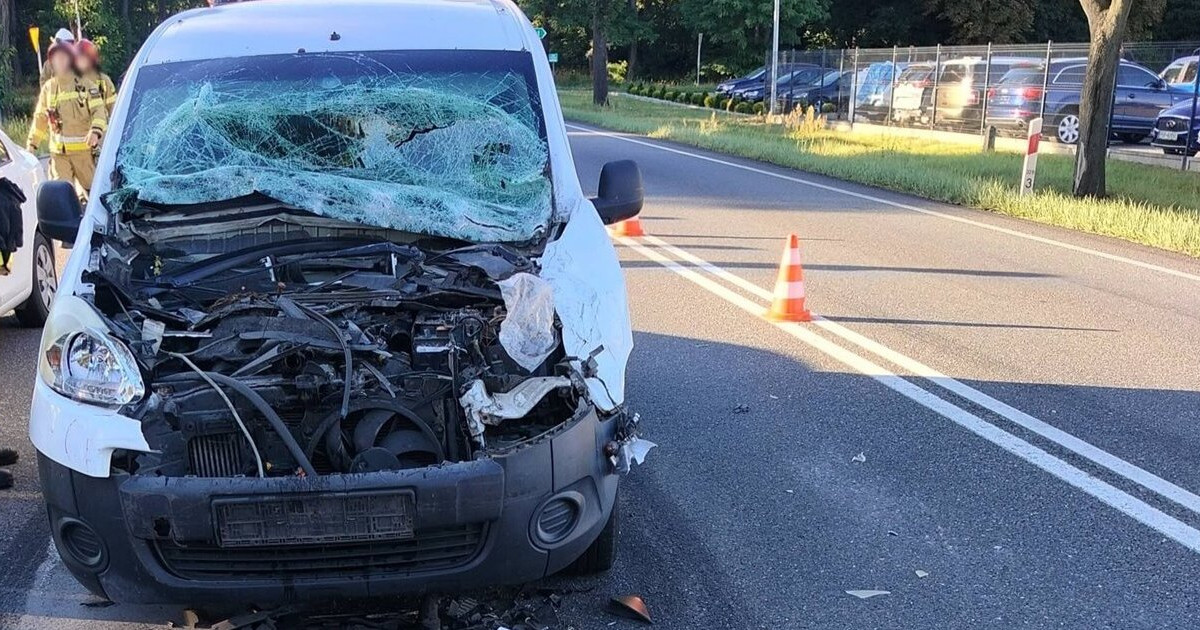 Wbił się Peugeotem w tył naczepy