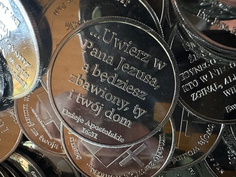 „Weź, zamiast wrzucać”. Wakacyjna inicjatywa ks. Jana Byrta zaskakuje turystów