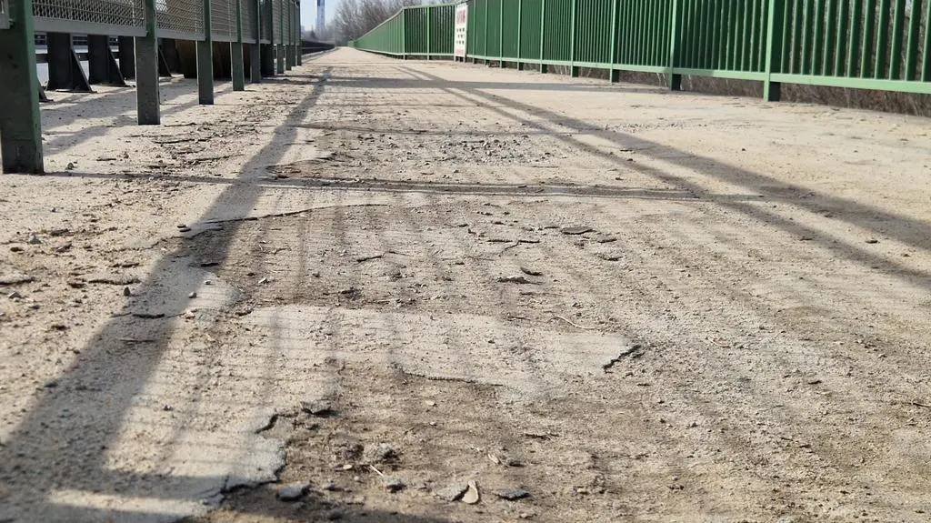 Most Siekierkowski. Ścieżka rowerowa wymaga remontu