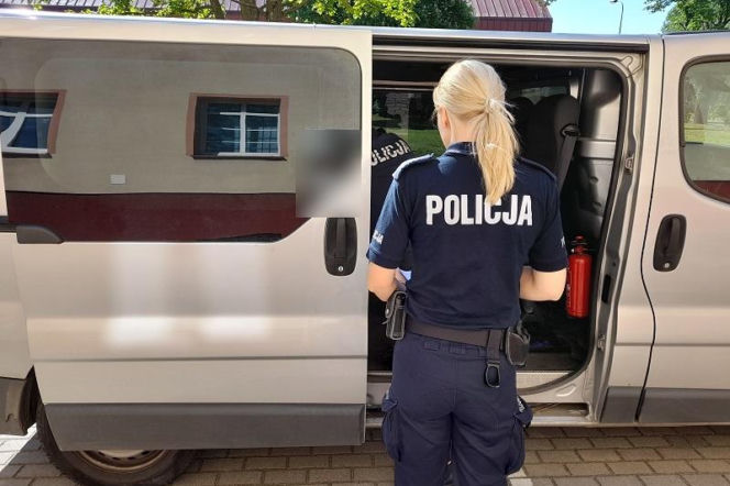 Policjantka przy radiowozie podczas interwencji. O zatrzymaniu poszukiwanego 22-latka przeczytasz na Eska Trójmiasto.