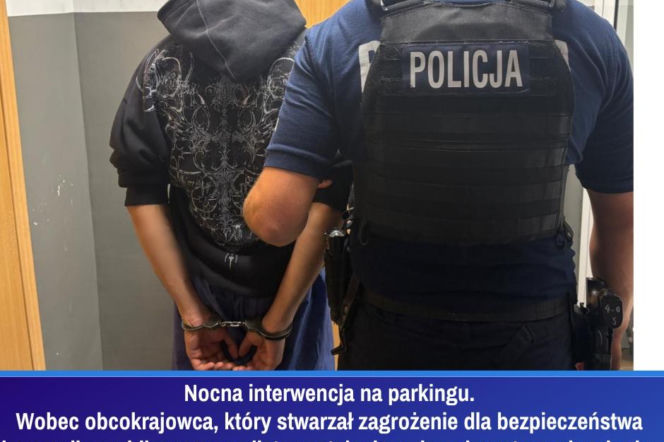 Policjant trzyma za ramię zatrzymanego 19-latka w kajdankach. O deportacji Mołdawianina przeczytasz na Eska Poznań.