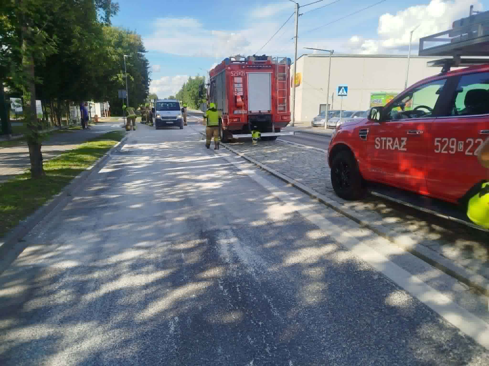 Więcbork. Rozsypana mąka na drodze.