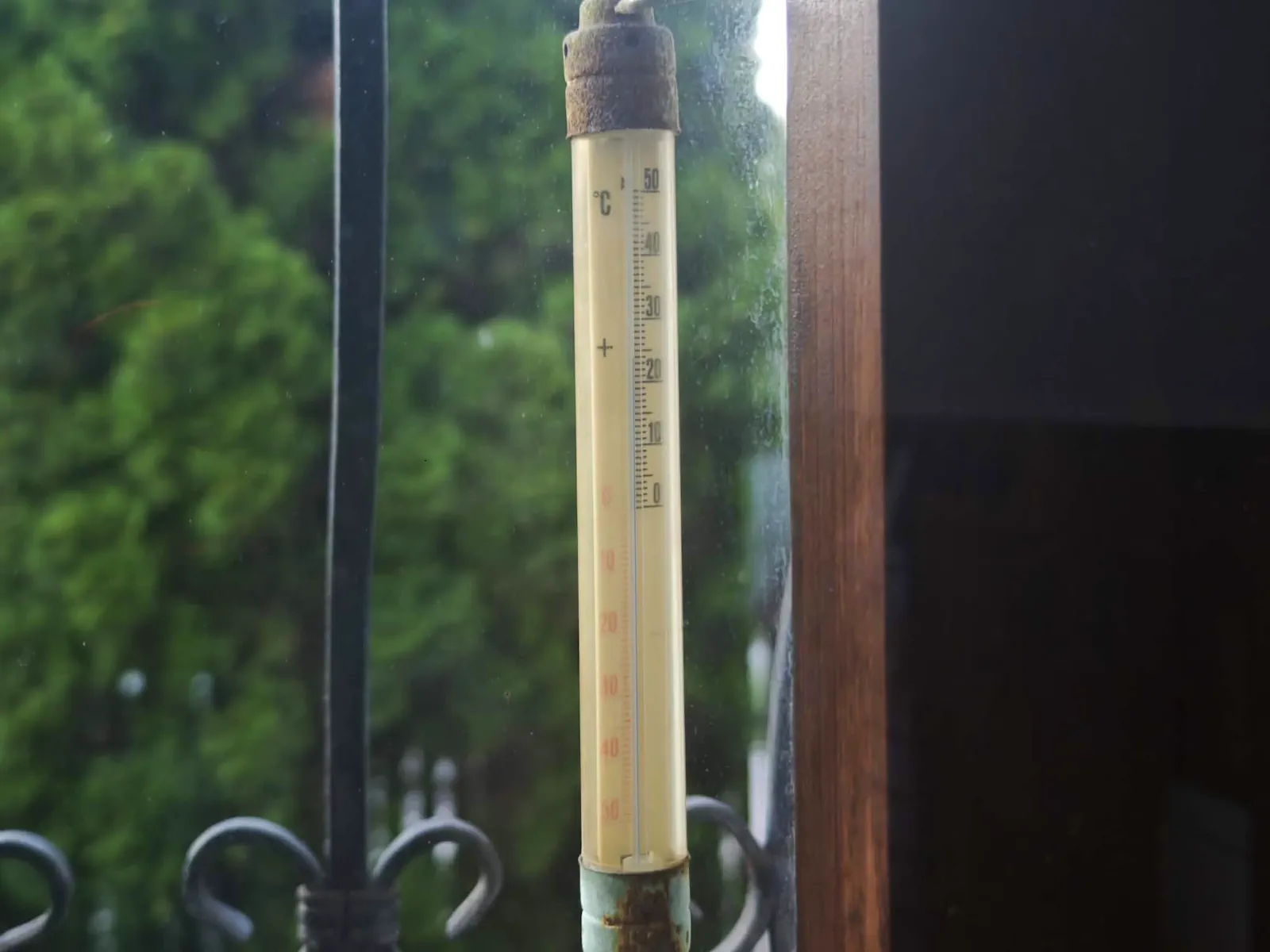 Termometr pokazujący temperaturę na zewnątrz.