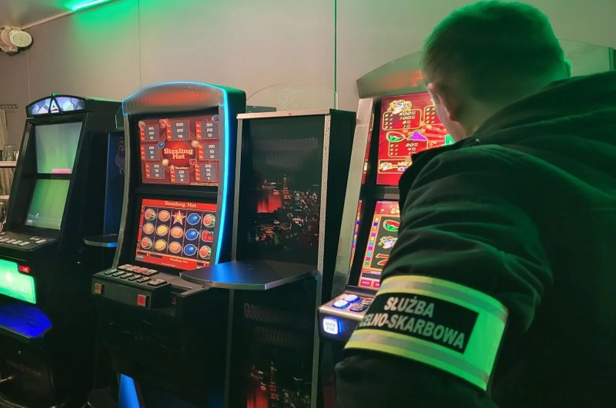 Wielka akcja służb w Łódzkiem. Padły zarzuty, zabezpieczono gotówkę i nielegalne automaty