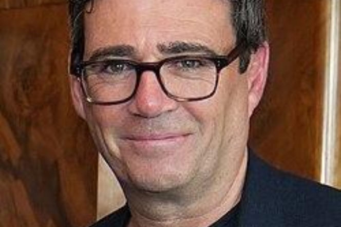 Portret Andy’ego Burnhama w okularach. O nowym premierze Wielkiej Brytanii przeczytasz w Radioplus.