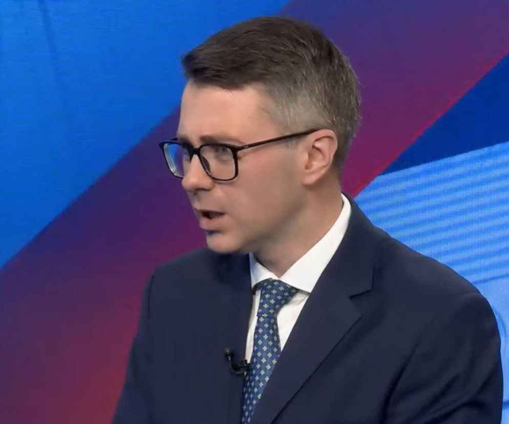 Piotr Müller w okularach i garniturze podczas rozmowy. O kłótni w PiS przeczytasz na antenie i stronie VOX FM.