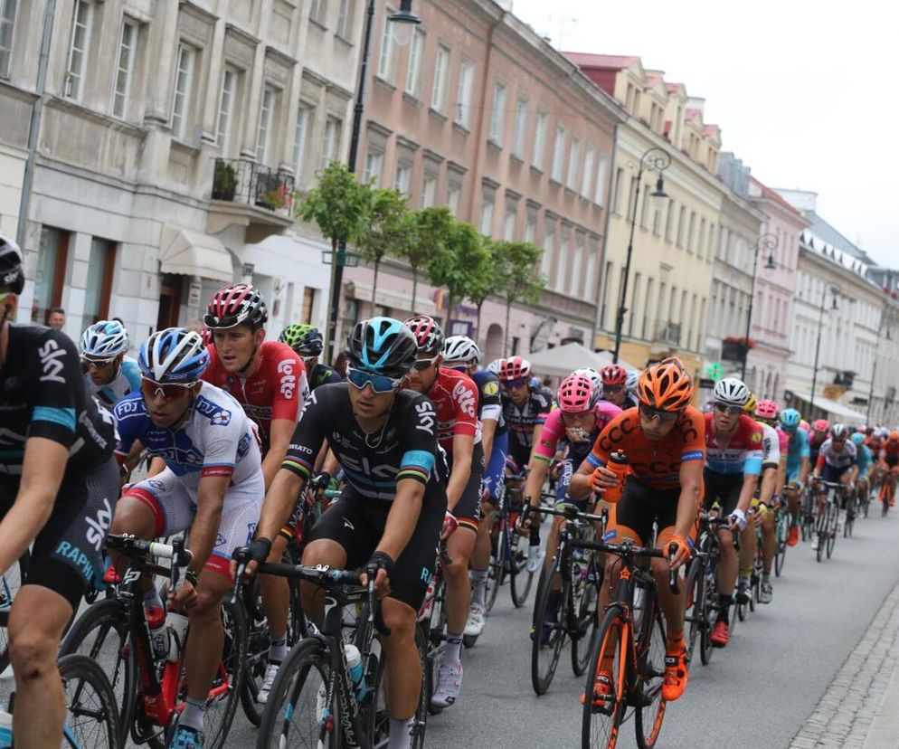 Peleton kolarzy pędzi ulicą miasta podczas wyścigu. O zmaganiach w Kozienicach przeczytasz na Eska Radom.