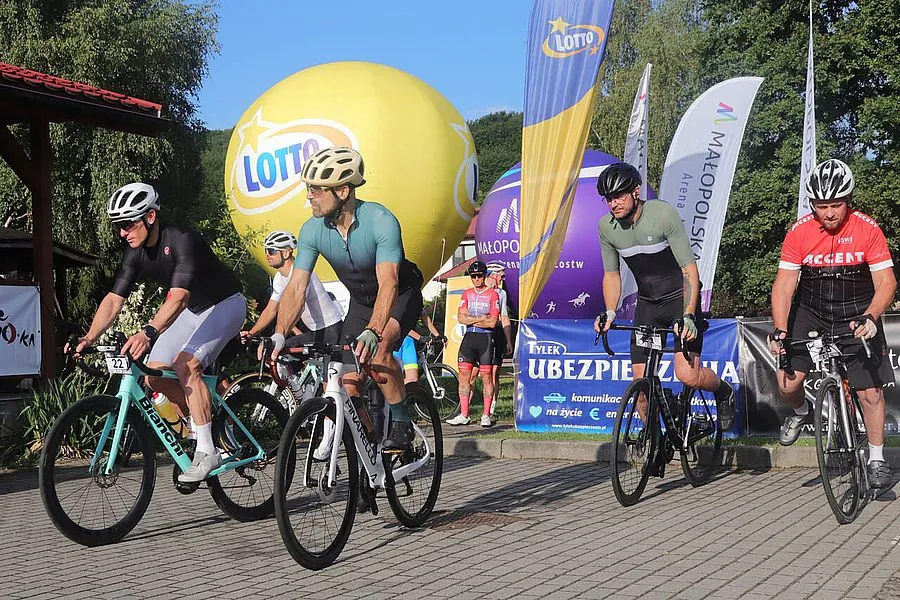 Wielogodzinny wyścig ruszył z Jaroszowic. W kolarzy uderzyła burza, ale…