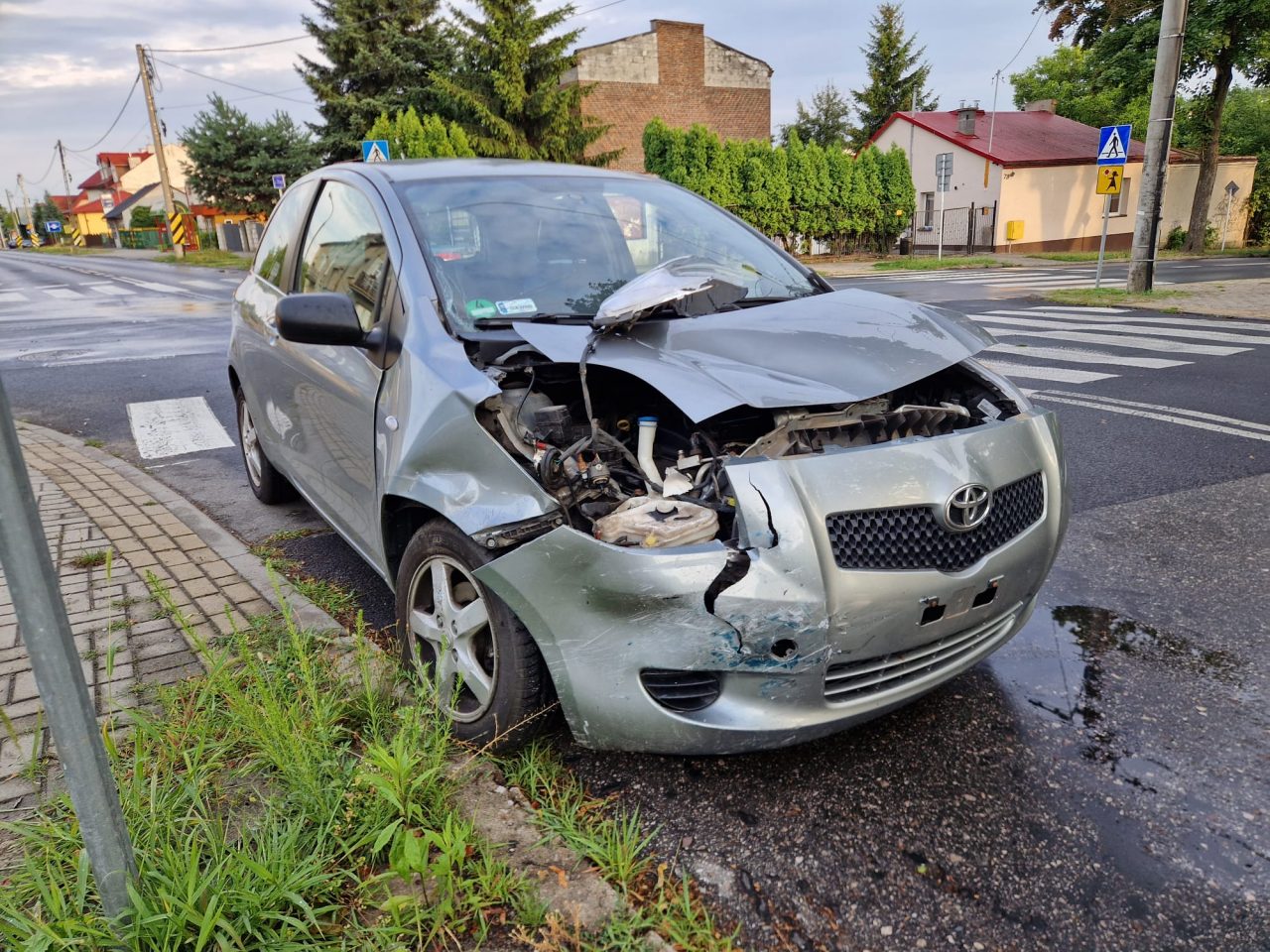 Wjechał Audi w Toyotę. Oba auta uderzyły jeszcze w Volkswagena