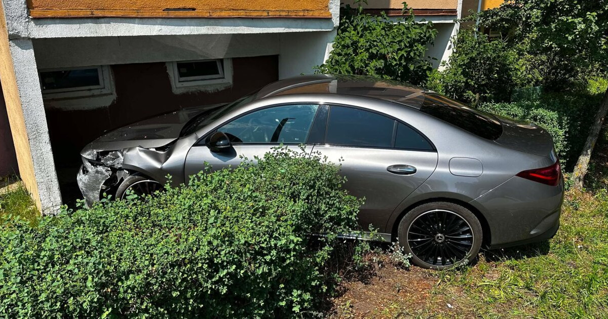 Wjechał mercedesem w elewację bloku. Policja zwraca się do mieszkańców
