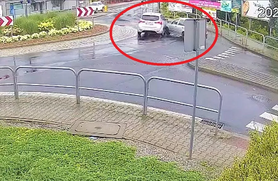 Wjechał w auto na rondzie i uciekł. Policja stawia ultimatum sprawcy, bo wszystko się nagrało