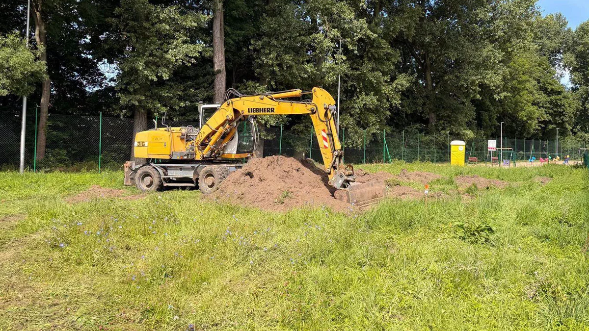 Wkrótce mieszkańców będzie cieszyć nowy obiekt sportowy. Ruszyły prace pod budowę boiska