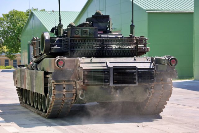 Wojewoda lubelski obejrzał Abramsy. Czołgi trafiły do 19. Brygady w Lublinie