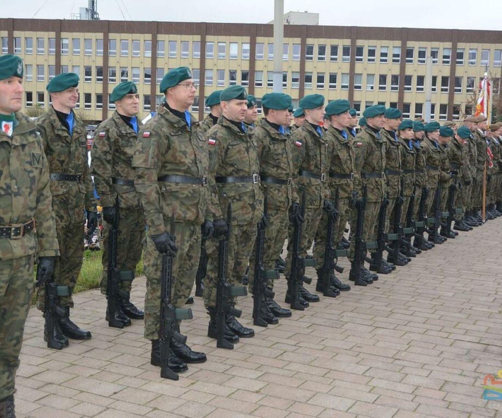 Uzbrojeni żołnierze w zielonych beretach stoją w szeregu. O ćwiczeniach wojskowych w mieście przeczytasz na Eska Olsztyn.