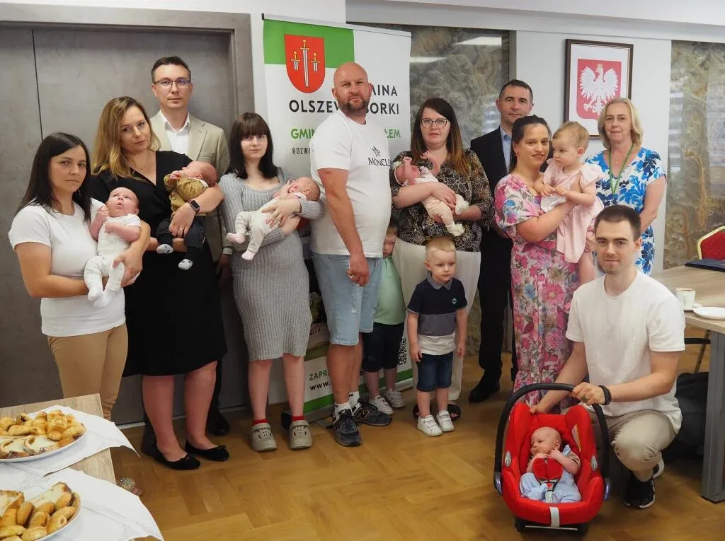Wójt Krzysztof Grala przywitał najmłodszych mieszkańców. Rodzice odebrali wyprawki