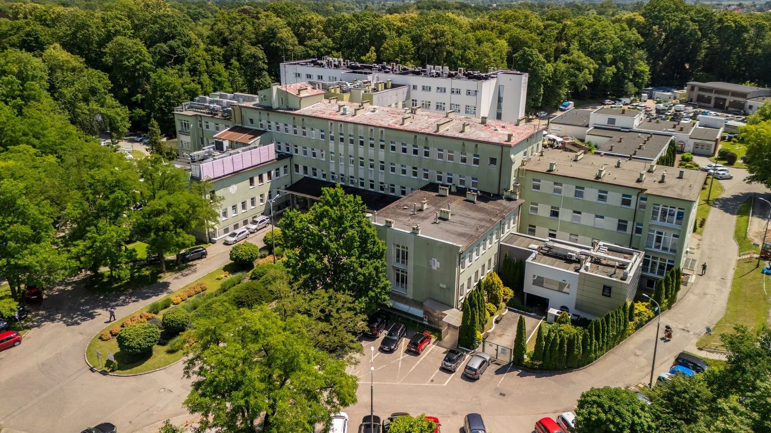 Wokół kozielskiego szpitala pojawi się mnóstwo zieleni, ścieżek, ławek, pergoli i wiata rowerowa