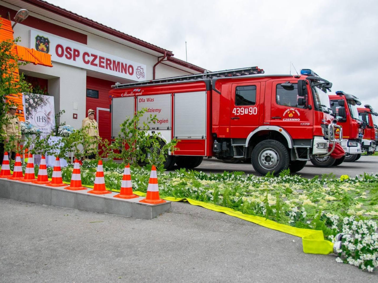 Wóz strażacki OSP Czermno spłonął na polu, walkę z żywiołem prowadziło 14 zastępów