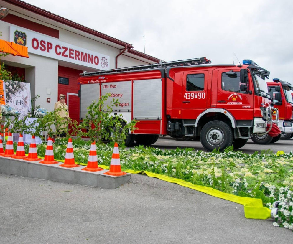 Czerwone wozy strażackie przed remizą OSP Czermno. O spłonięciu auta podczas akcji przeczytasz na Eska Kielce.