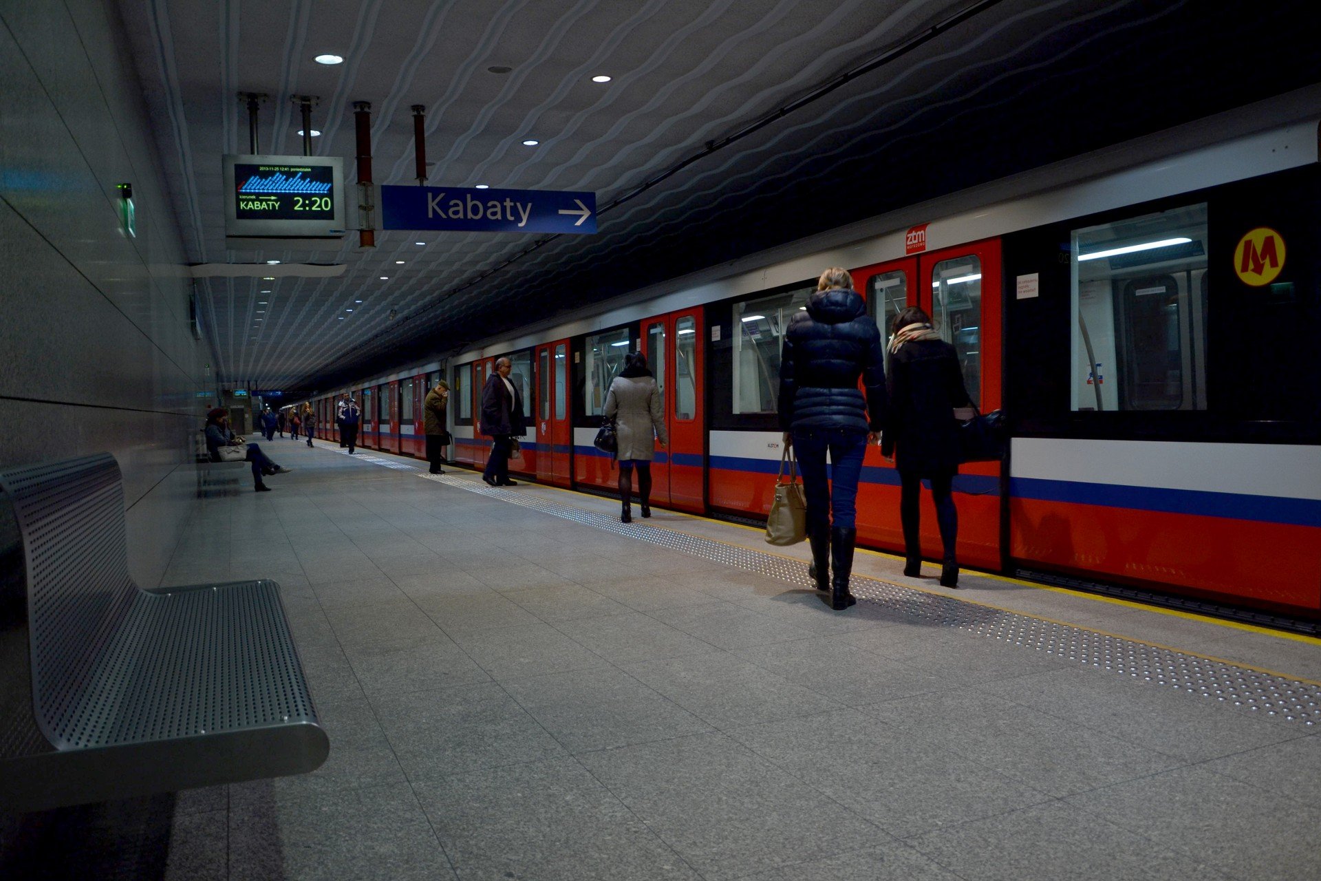 Wózek dziecięcy wjechał na tory metra. Utrudnienia w kursowaniu linii M1