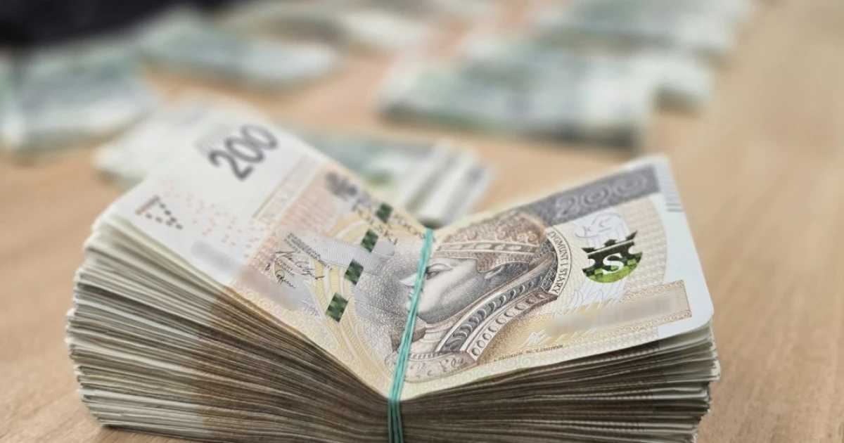 Wpadł przy bankomacie w Katowicach. 18-letni „wybierak” oszukał ludzi na 270 tysięcy złotych
