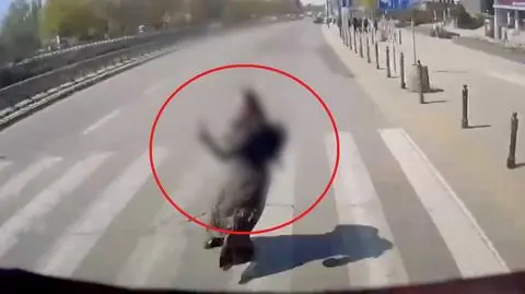 Potrącił ją autobus, piesza ukarana mandatem. Nagranie