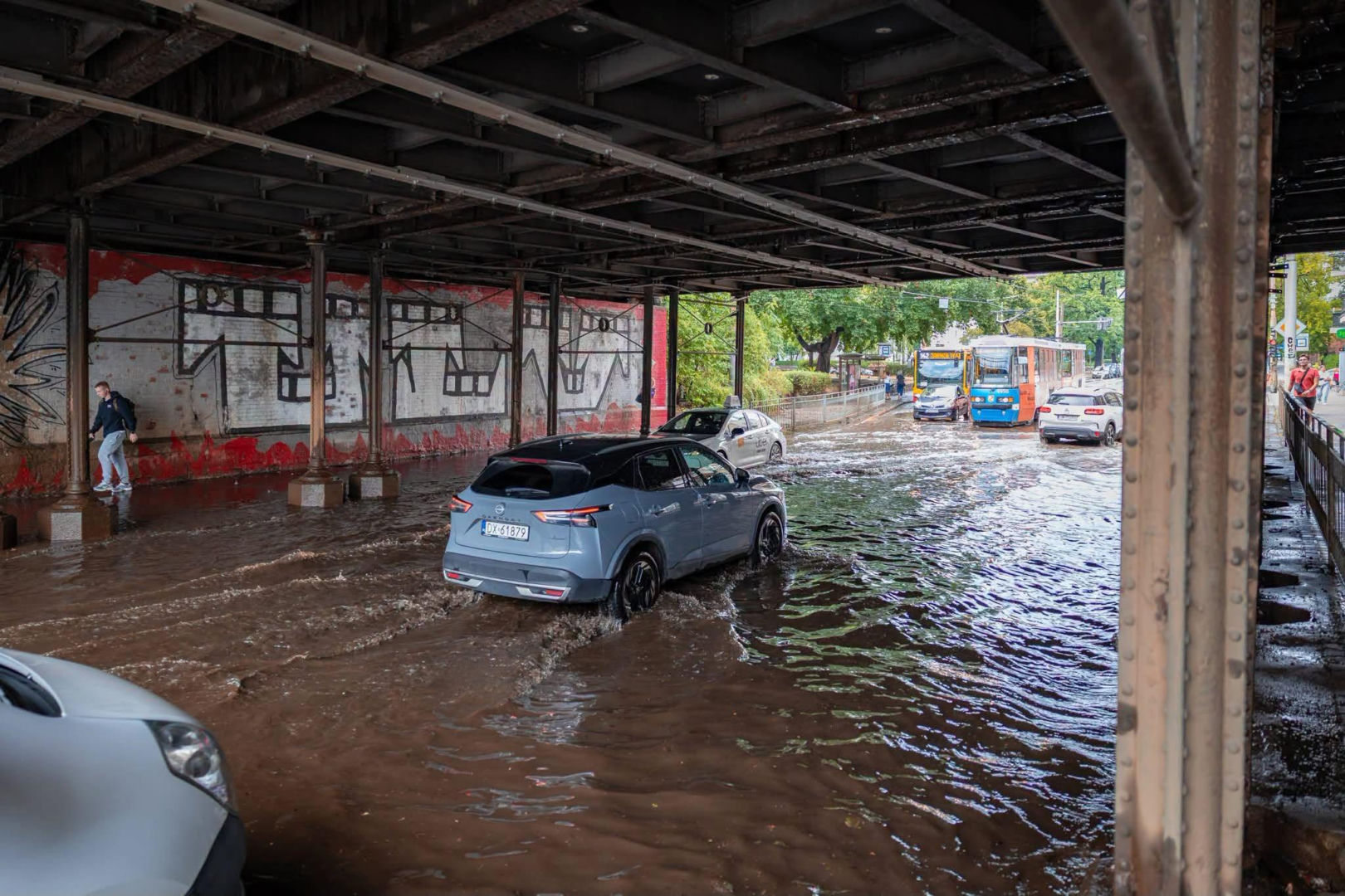 Wrocław pod wodą! Tramwaje stoją, ulice zamieniły się w rzeki