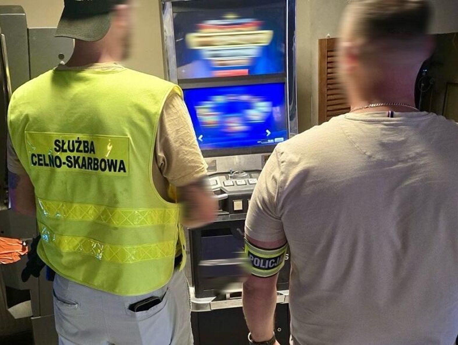 Wspólna akcja Policji i KAS. Zabezpieczono sześć nielegalnych automatów do gier