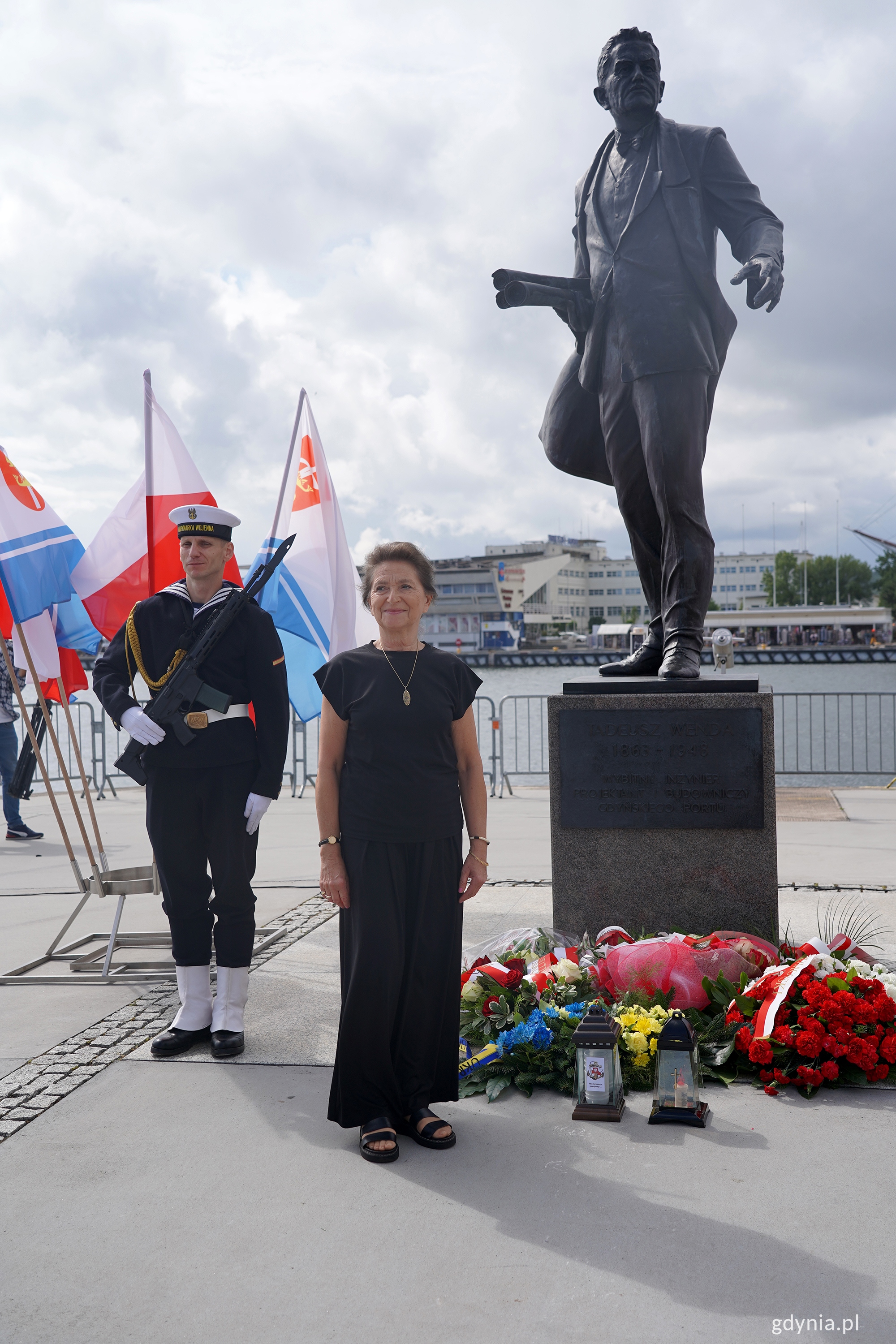 Hanna Wenda-Uszyńska przed pomnikiem Tadeusza Wendy