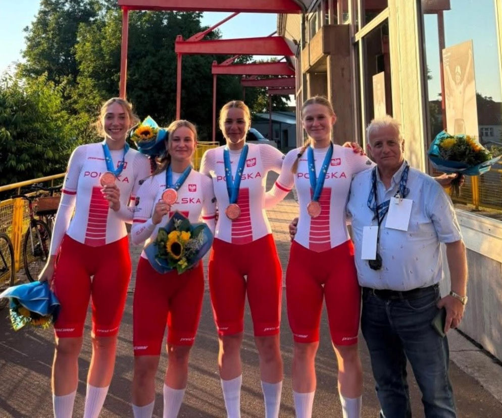 Cztery kolarki w strojach reprezentacji Polski z medalami i kwiatami. O sukcesie Polek przeczytasz na Eska Grudziądz.