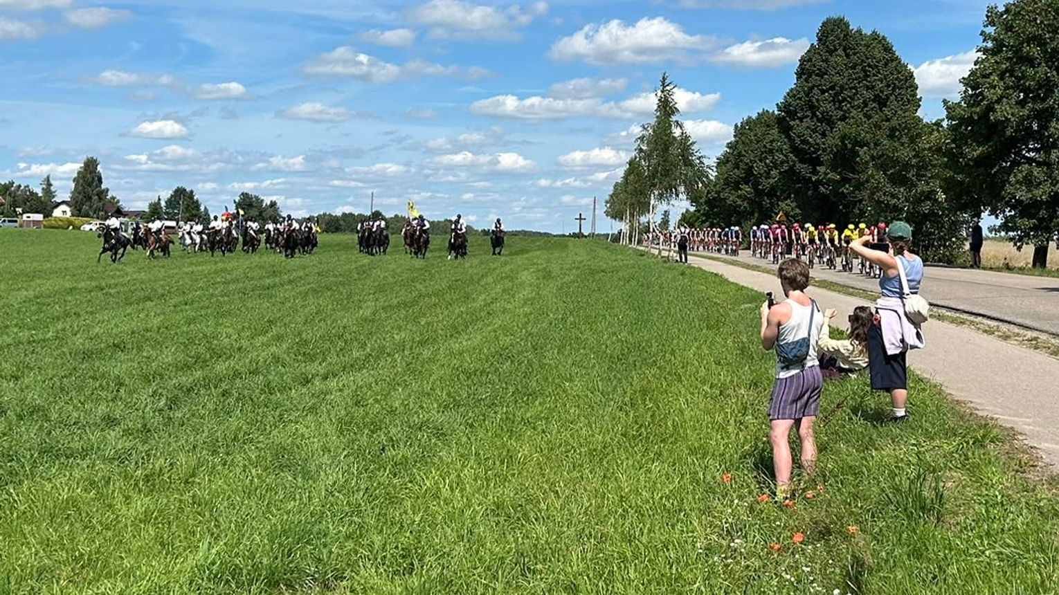 Wyjątkowy obrazek na Tour de Pologne. Kaszubscy Kuczerzy pojechali obok peletonu
