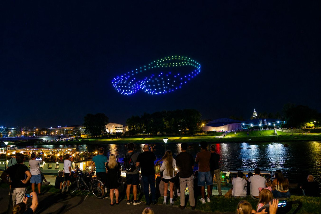 "Pokaz dronów w Krakowie Bulwary Wiślane Iron Man"