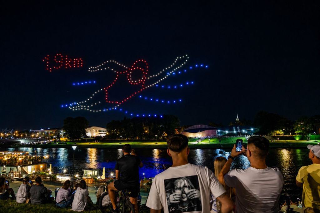 "Pokaz dronów w Krakowie Bulwary Wiślane Iron Man"