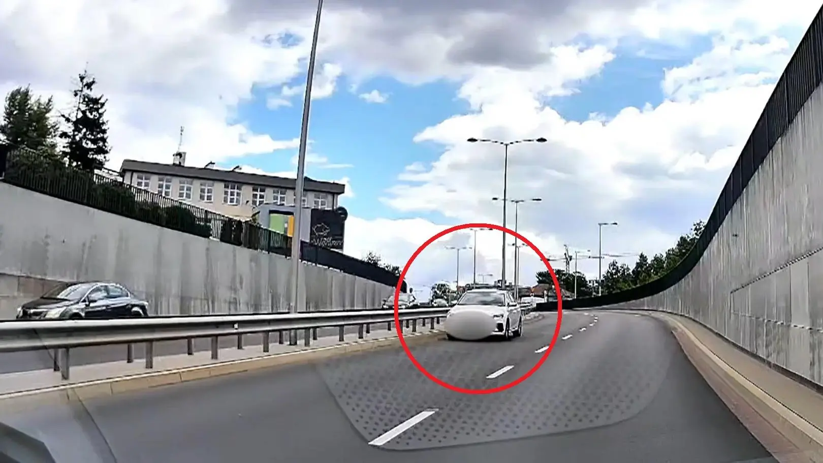 Wyjeżdżał z tunelu. Nagle zauważył samochód jadący pod prąd