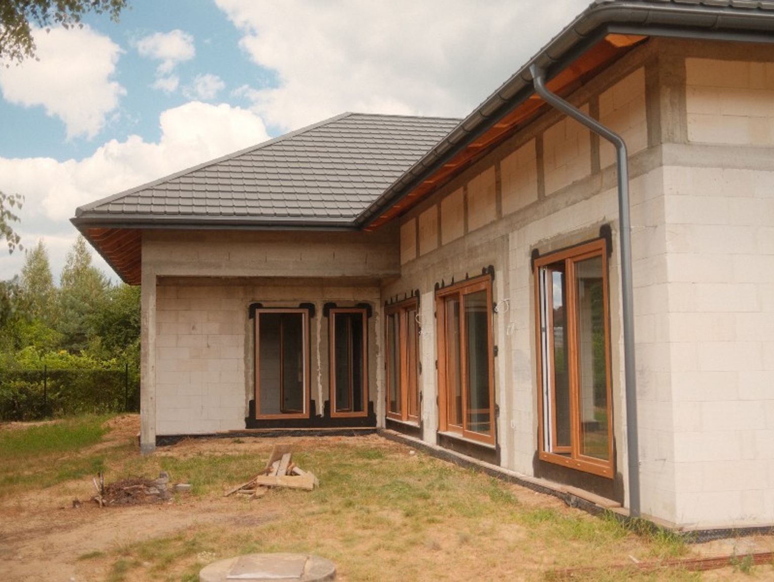 Wykańczanie domu w Nowym Sączu: jak wybrać okna, drzwi i parapety