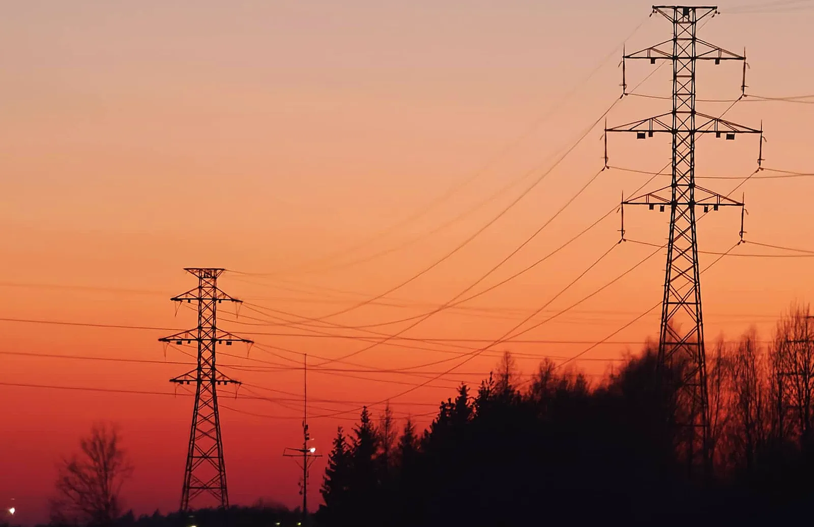 Słupy energetyczne. | Fot. Warszawa w Pigułce.