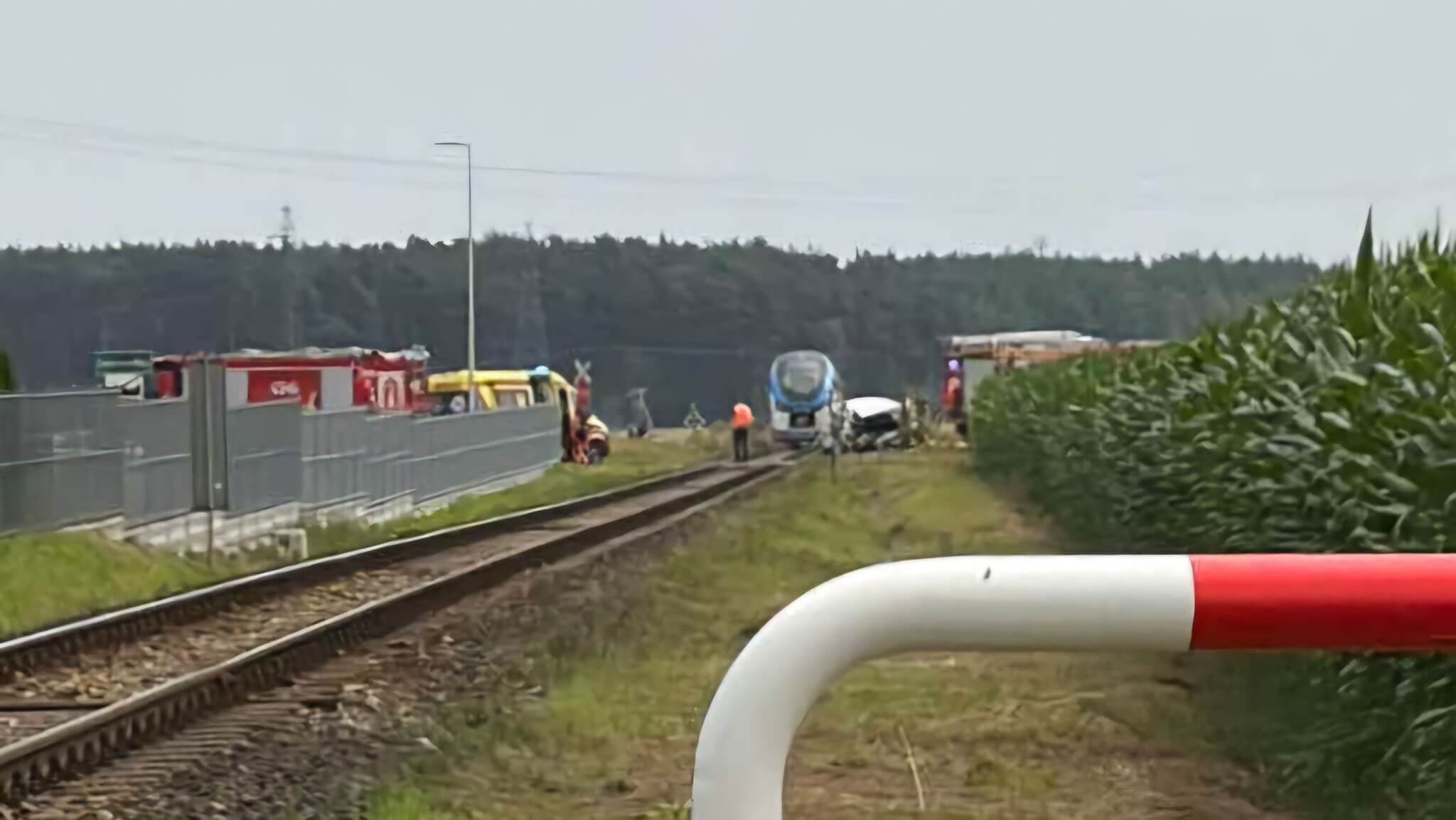 Wypadek koło Świebodzina. Auto wjechało pod pociąg. Lądował śmigłowiec LPR
