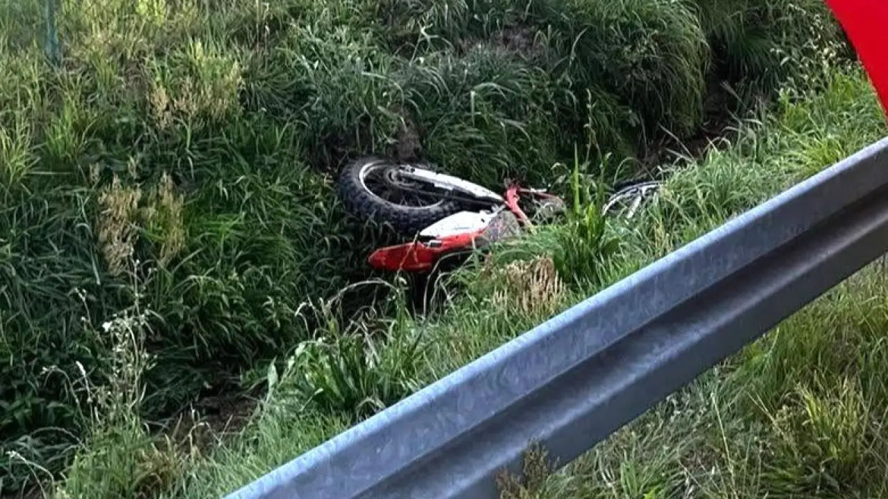 Wypadek motocyklisty w gminie. Motocykl uderzył w barierkę i wpadł do rowu