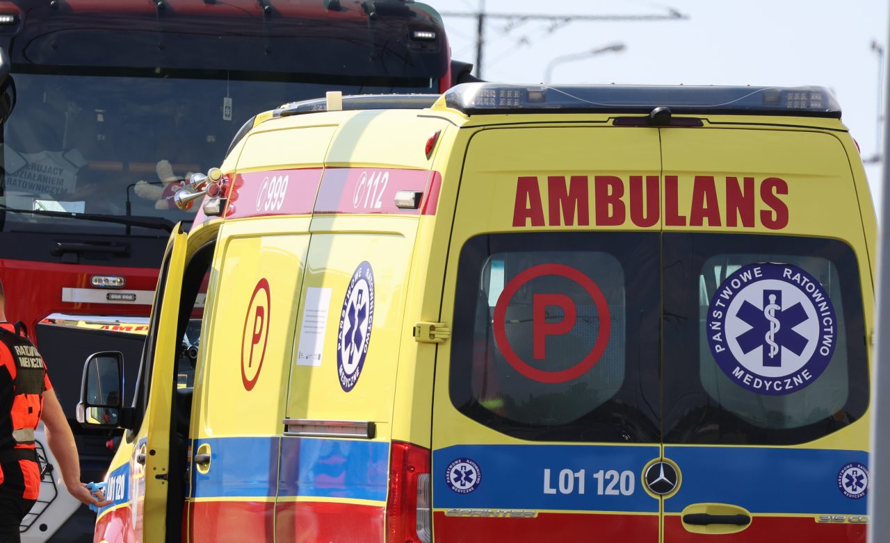 Wypadek na DK74 w Kowalinie. Jedna osoba ranna, droga zablokowana