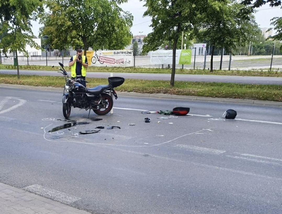 Wypadek na Dmowskiego w Piotrkowie. Motocyklista trafił do szpitala