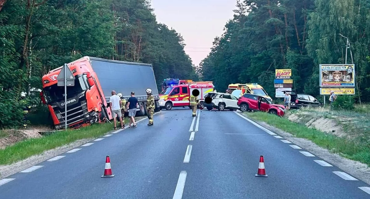 Wypadek na DW801. Zderzyły się trzy pojazdy