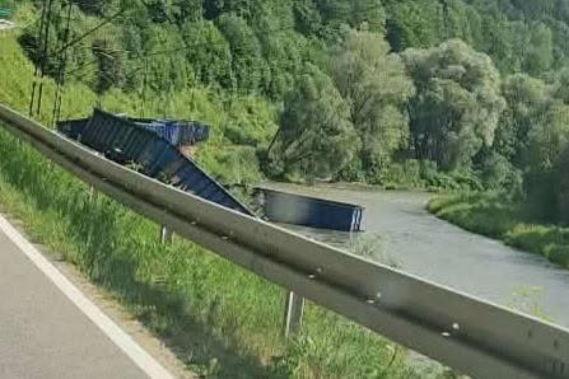 Wypadek na kolei, pociąg wpadł do rzeki Poprad
