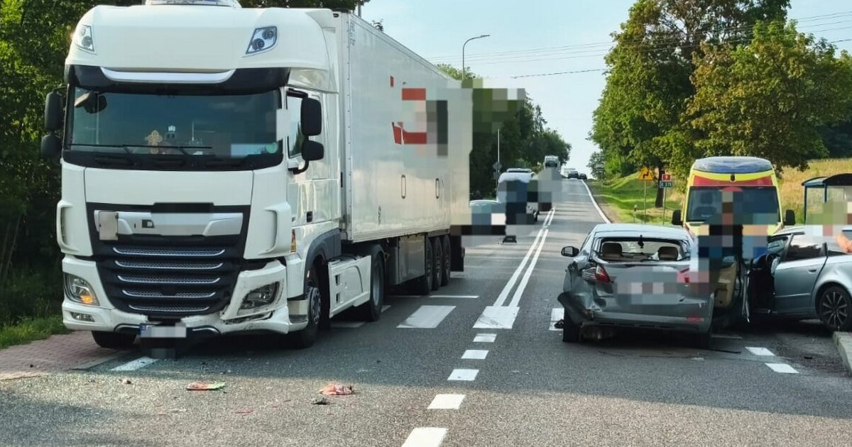 Wypadek na krajowej "dziewiątce" w Borku Klimontowskim. Zderzyły się trzy auta