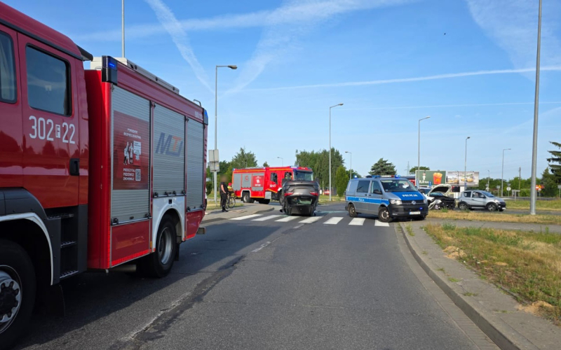 3/3 Wypadek na rondzie Kasprzaka. Zderzenie dwóch samochodów osobowych