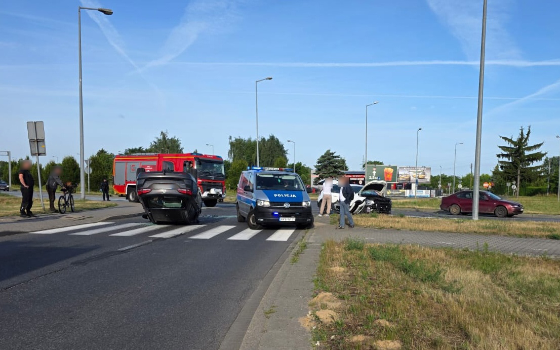 Wypadek na rondzie Kasprzaka. Dachował Opel