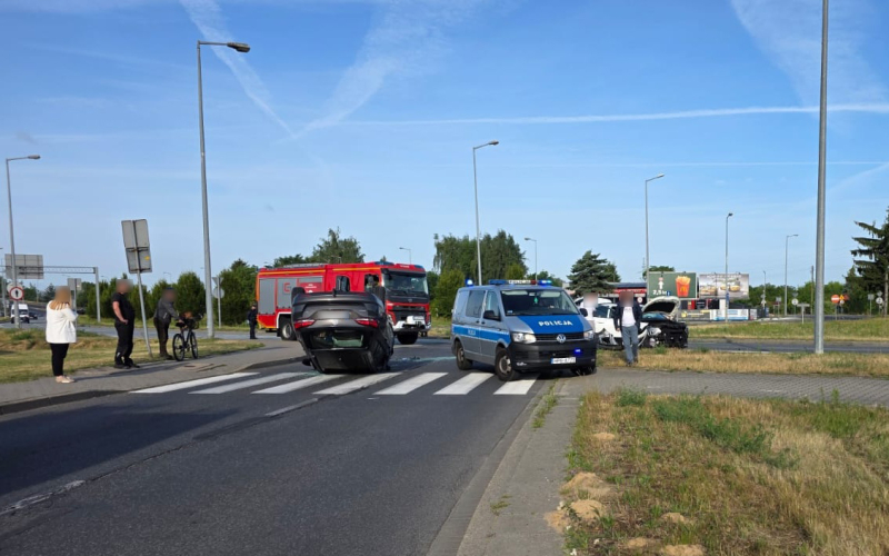 1/3 Wypadek na rondzie Kasprzaka. Zderzenie dwóch samochodów osobowych