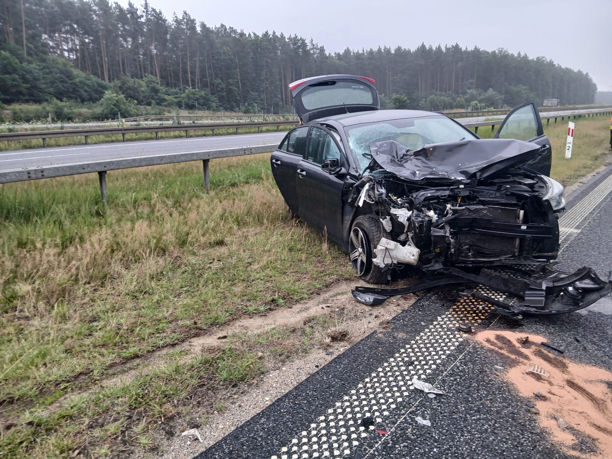 Wypadek na S3 między Lubinem a Legnicą. Trzy osoby trafiły do szpitala